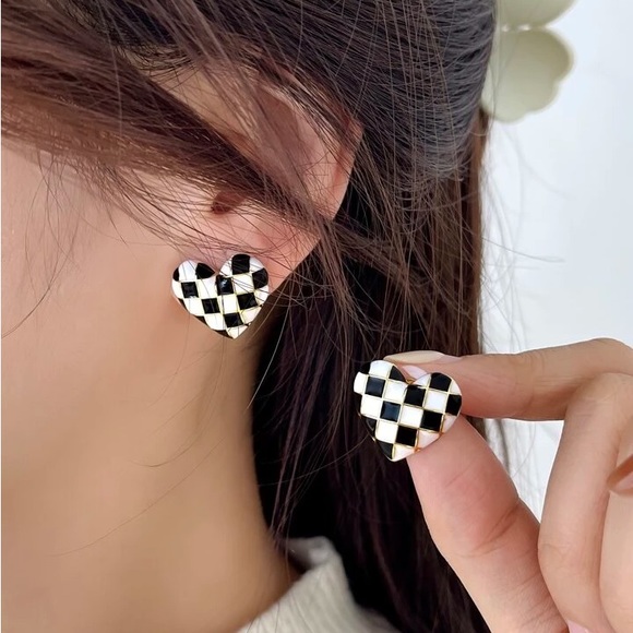 Plaid Pattern Heart Design Earrings - Picture 2 of 4